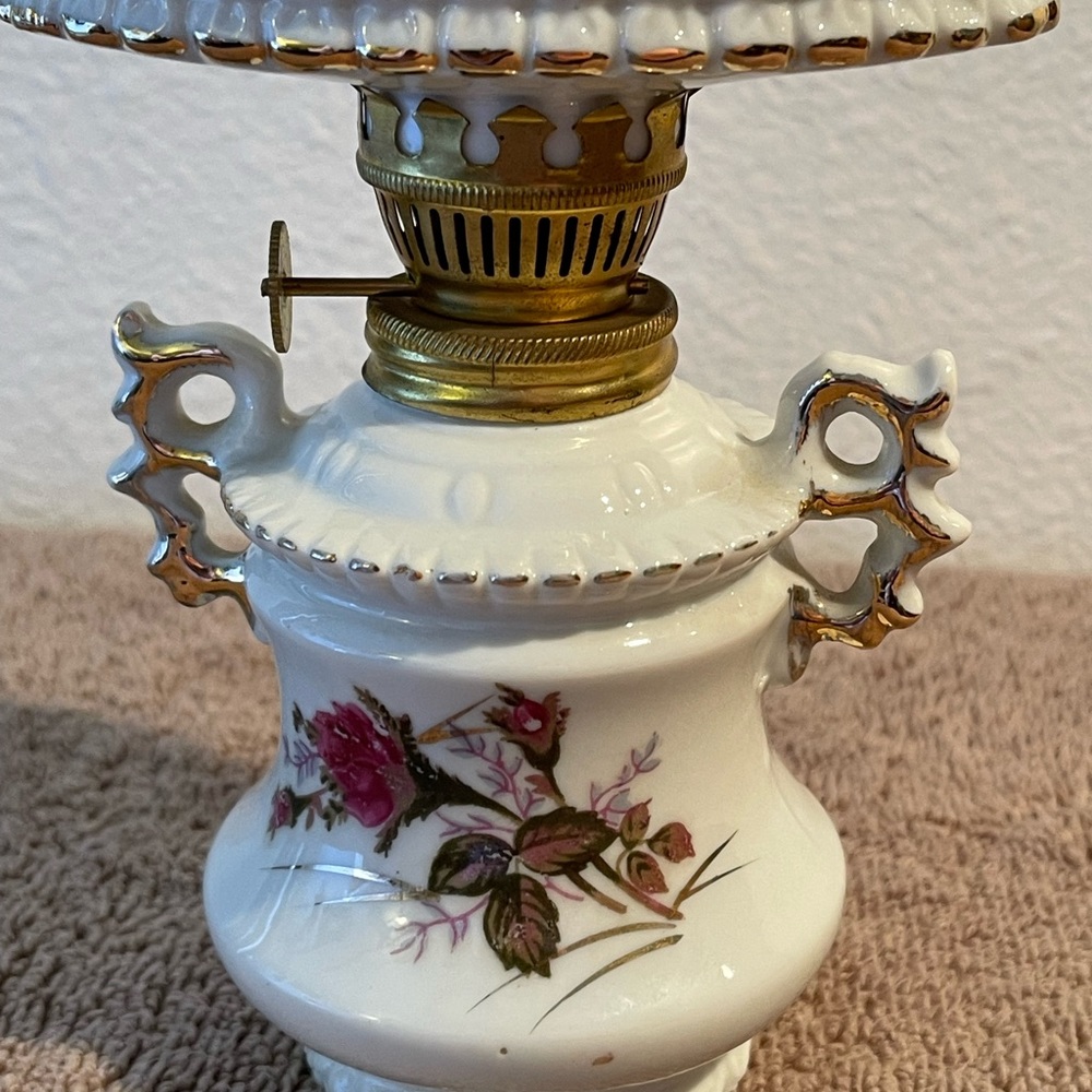 Vintage Small Porcelain Oil Lamp with a Floral Design - Picture 2 of 11